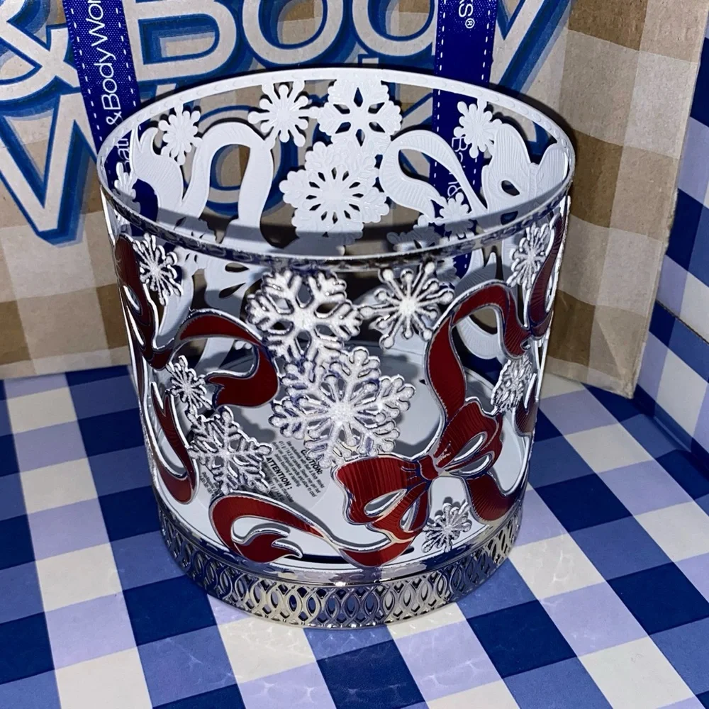 BATH AND BODY WORKS RED BOWS & SNOWFLAKES 3-WICK CANDLE HOLDER